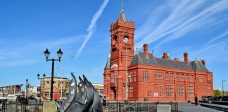 Đắm mình trước vẻ đẹp cổ kính của thành phố Cardiff nước Anh